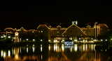 Hotel Newport Bay Club bei Nacht von Hihawai